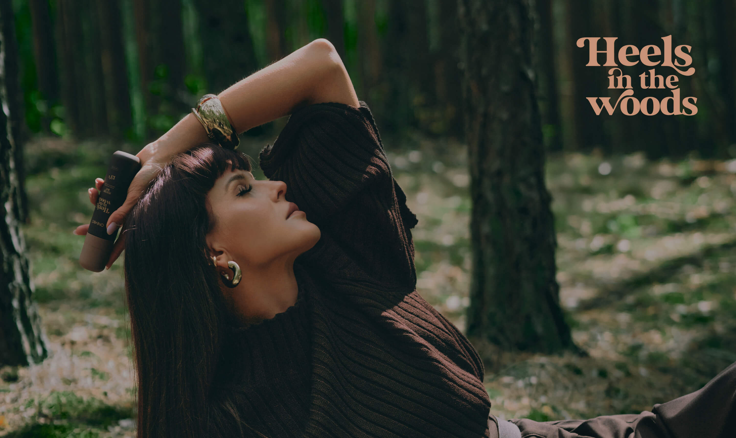 Modelka w otoczeniu odzwierciedlającym klimat zapachu mgiełki perfumowanej OnlyBio


